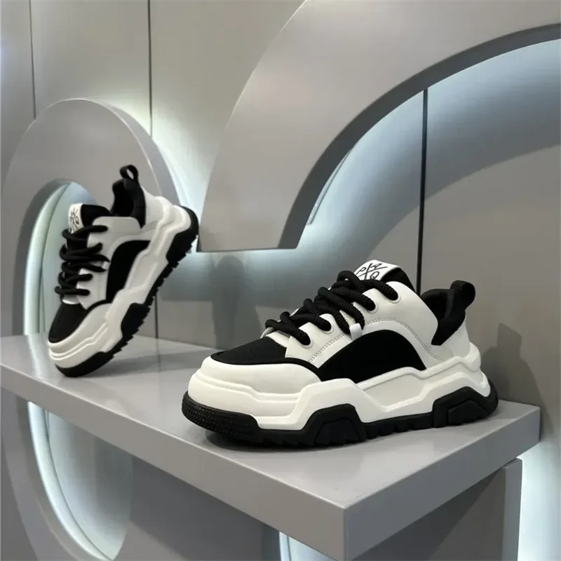 مصمم نمط حذاء رجالي أبيض مريح  - مراجعة Mens Fashion Trainers 2025 وسعره