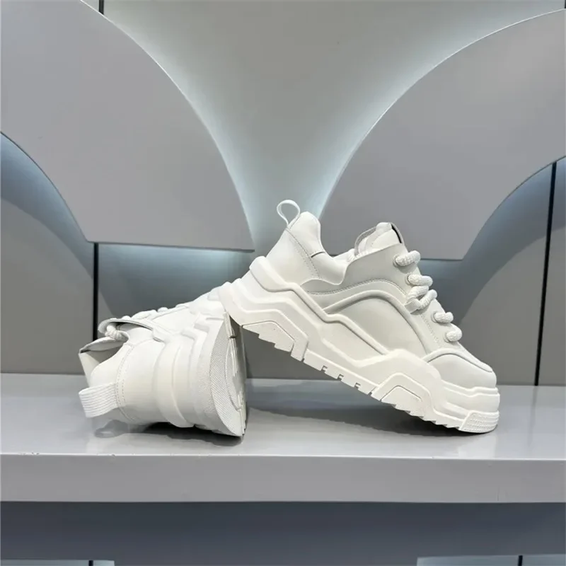 مصمم نمط حذاء رجالي أبيض مريح  - مراجعة Mens Fashion Trainers 2025 وسعره